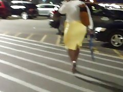 Кең жамбас, піскен тығыз сары юбка..