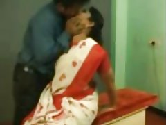 Үнді жеңеше жыныстық қатынас жұмыс орнында