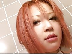 Тығыз және грудастая рыжая красотка ласкает киску ванна