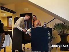 Жалаңаш қыздар есікті ашу үшін қызмет көрсету нөмірлер